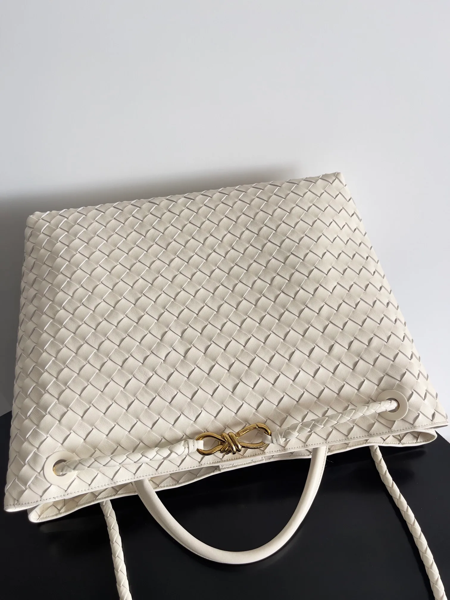 Batch 3760 Recently, the same style of bag that celebrities love is both high-end and practical. Michelle Yeoh, Kim Namjoon, Jing Boran, Tong Liya, Sun Qian, Wu Qianyu, Du Juan, Ma Yili and Bai Baihe are all carrying Bottega Veneta summer series Andiamo handbags. Andiamo has a simple structure and rounded lines. The whole piece is made of Nappa leather. It is comfortable, soft and dynamic. It adds interest to daily life and can be easily matched with various styles. Andiamo handbags are available in three sizes: small, medium and large. There are many colors to choose from, which can meet different needs. You can really carry it whether it is daily or attending events. Style number: 743575 Size: 45*22*34 including handle height 44cm